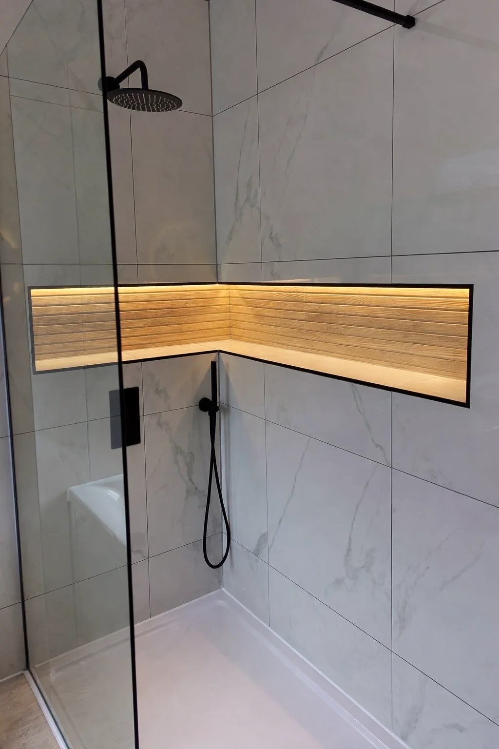 Niche lumineuse douche marbre et bois - ID HABITAT Saumur Allonnes