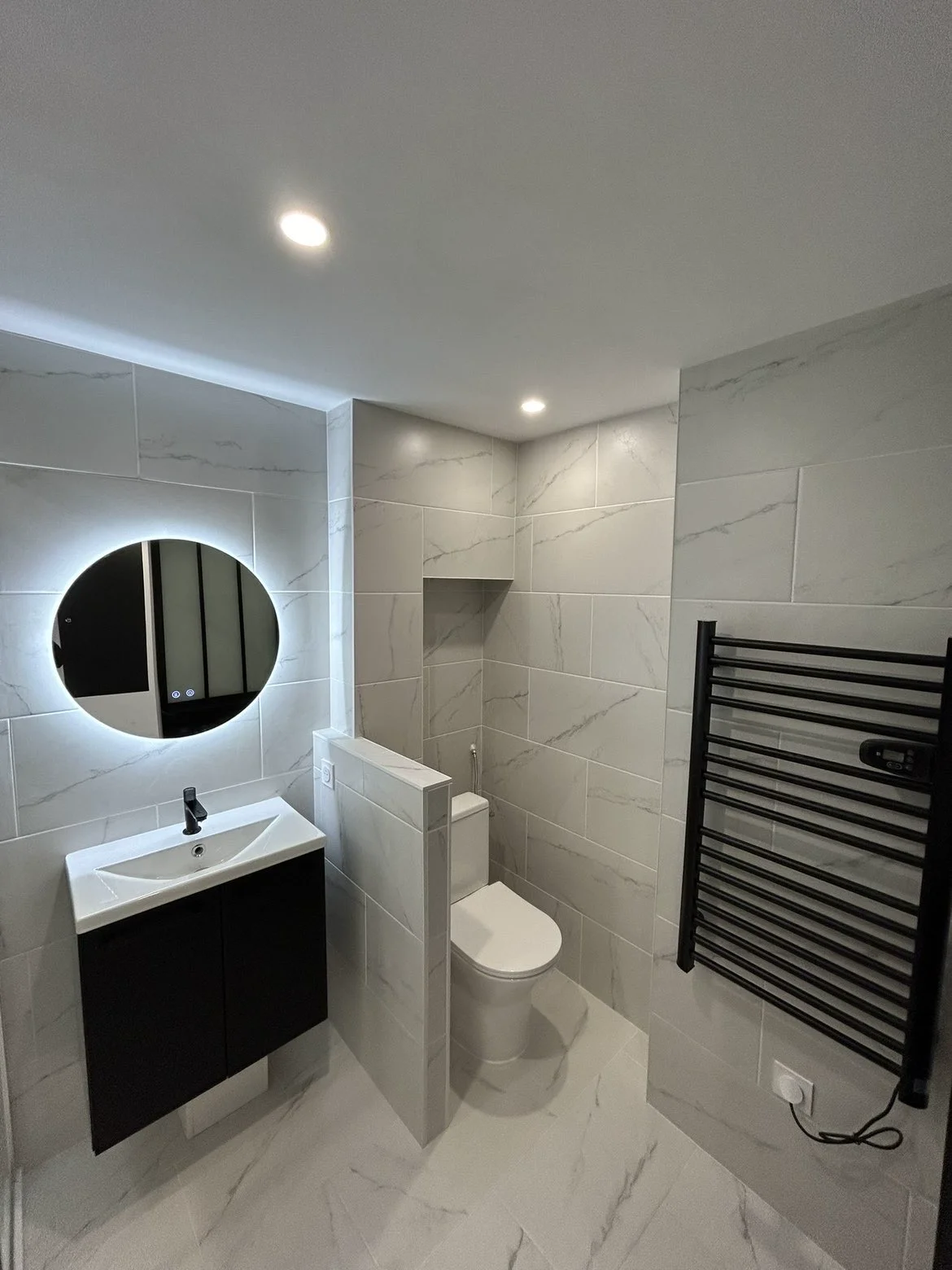 Salle de bain moderne noir et blanc - ID HABITAT Saumur Angers